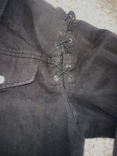 Chaqueta negra con detalles de encaje - miniatura 3