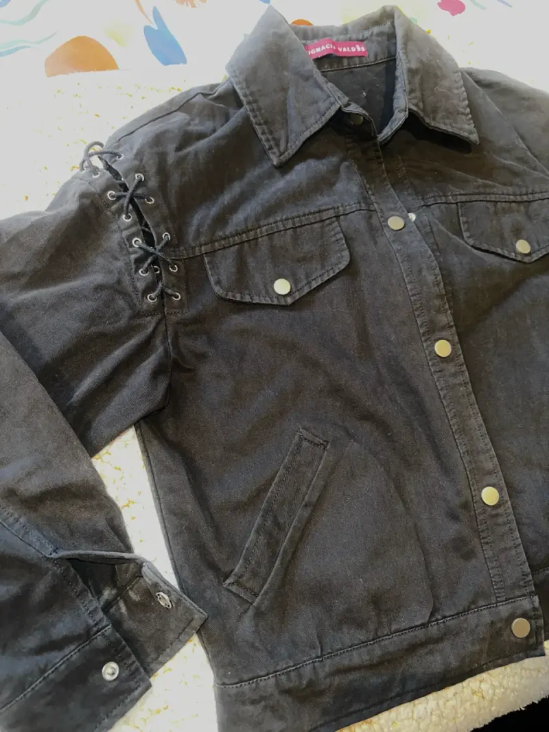 Chaqueta negra con detalles de encaje - 4