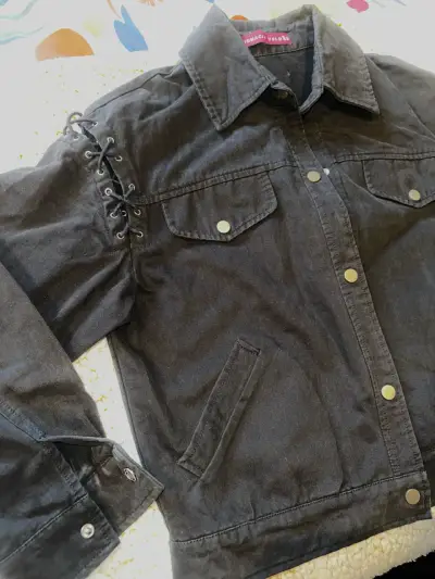 Chaqueta negra con detalles de encaje - miniatura 4
