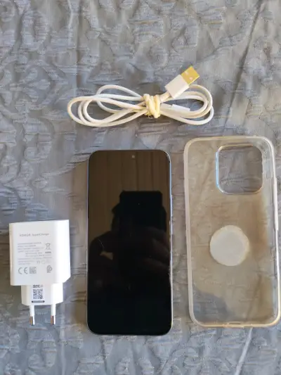Smartphone con cargador y funda - miniatura 1