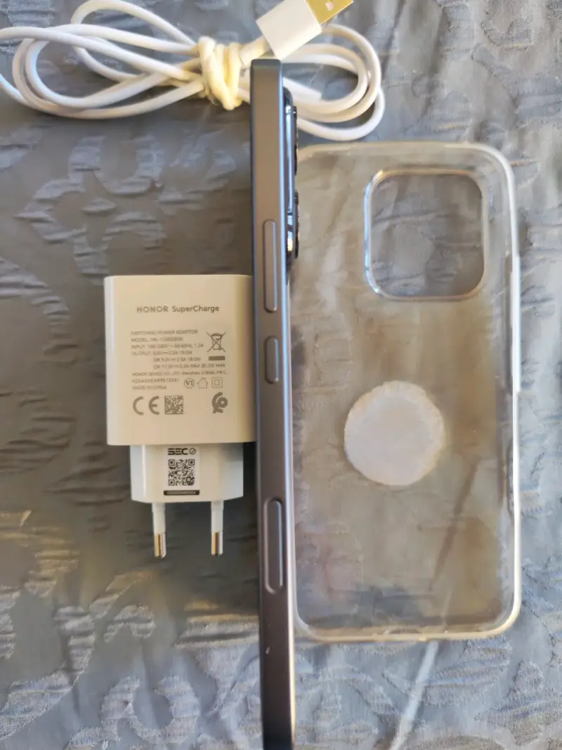 Smartphone con cargador y funda - 6