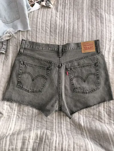 Shorts de mezclilla desgastados - miniatura 2