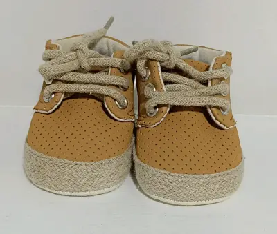Zapatillas beige para bebé - miniatura 1