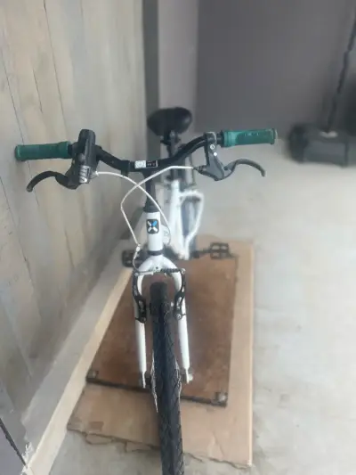 Bicicleta infantil blanca - miniatura 3