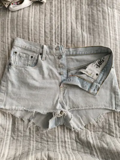 Shorts de jeans desgastados - miniatura 1