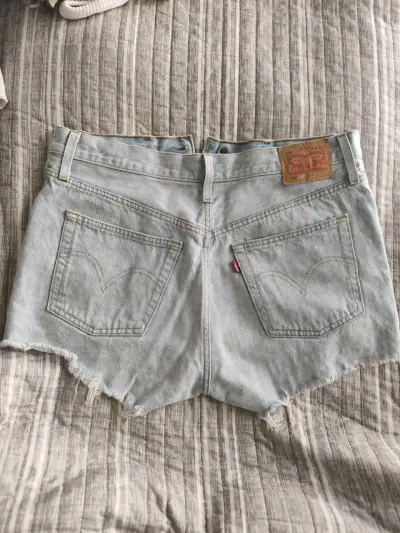 Shorts de jeans desgastados - miniatura 2