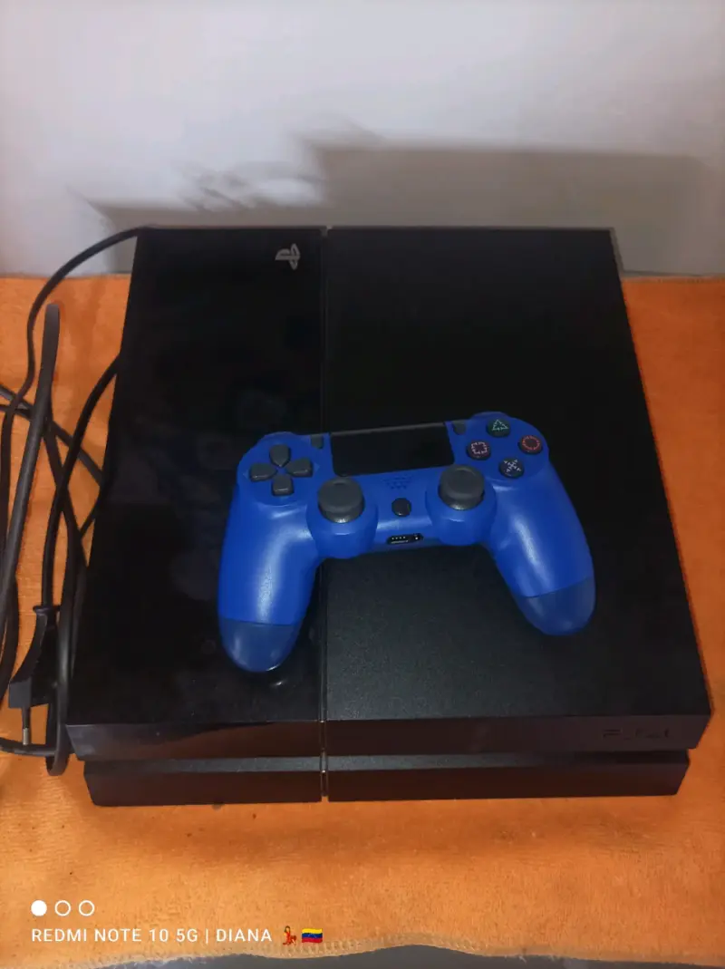 Consola PlayStation 4 con control