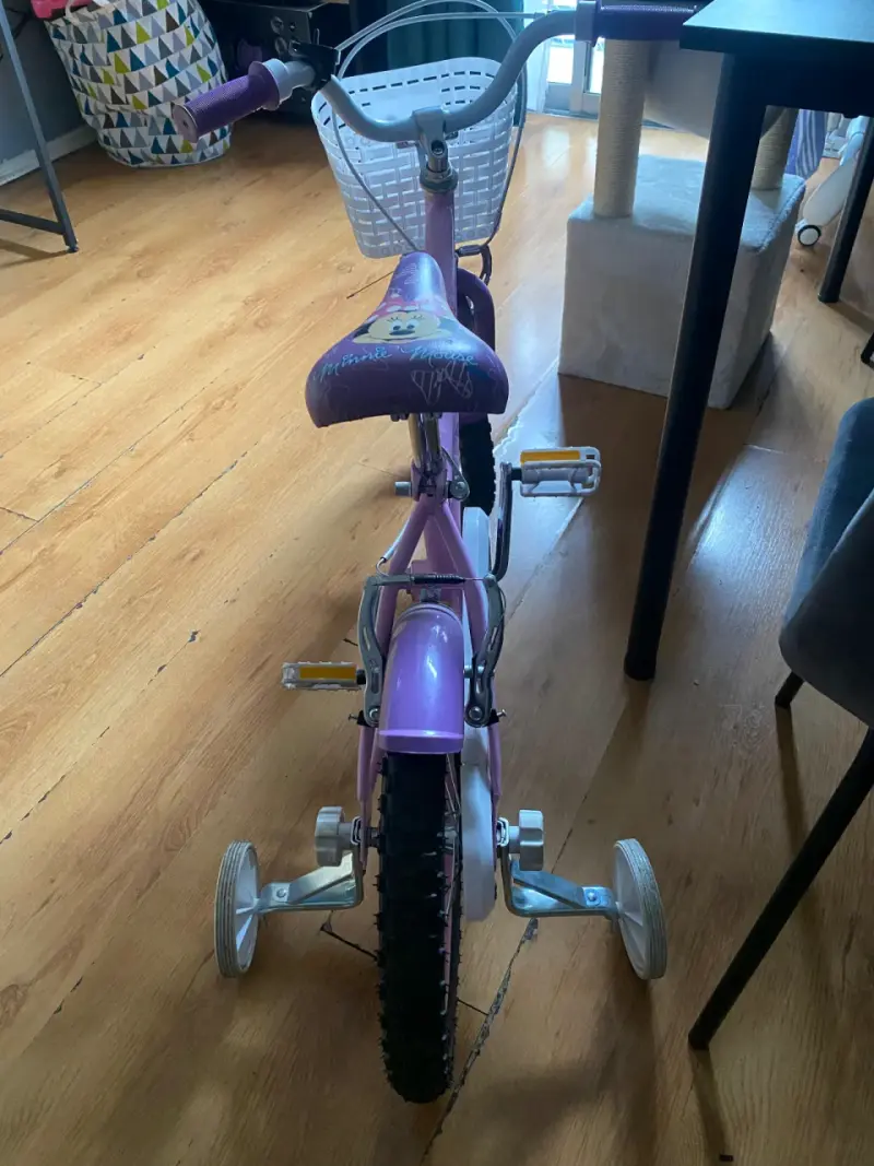 Bicicleta infantil morada con rueditas - 2