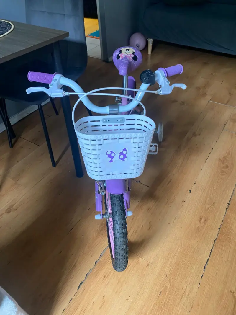 Bicicleta infantil morada con rueditas - 3
