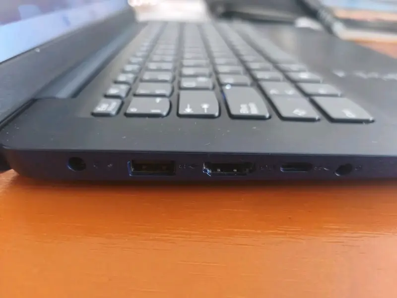 Laptop negro con puertos HDMI - 1