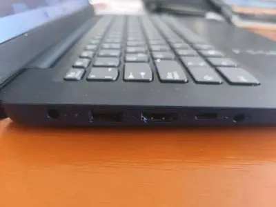 Laptop negro con puertos HDMI - miniatura 1
