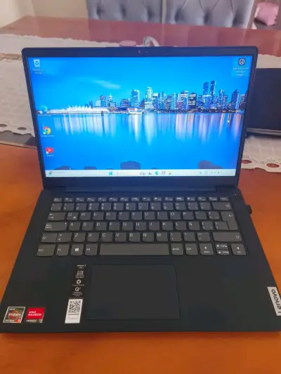 Laptop negro con puertos HDMI - miniatura 2