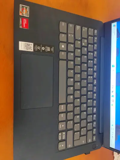 Laptop negro con puertos HDMI - miniatura 3