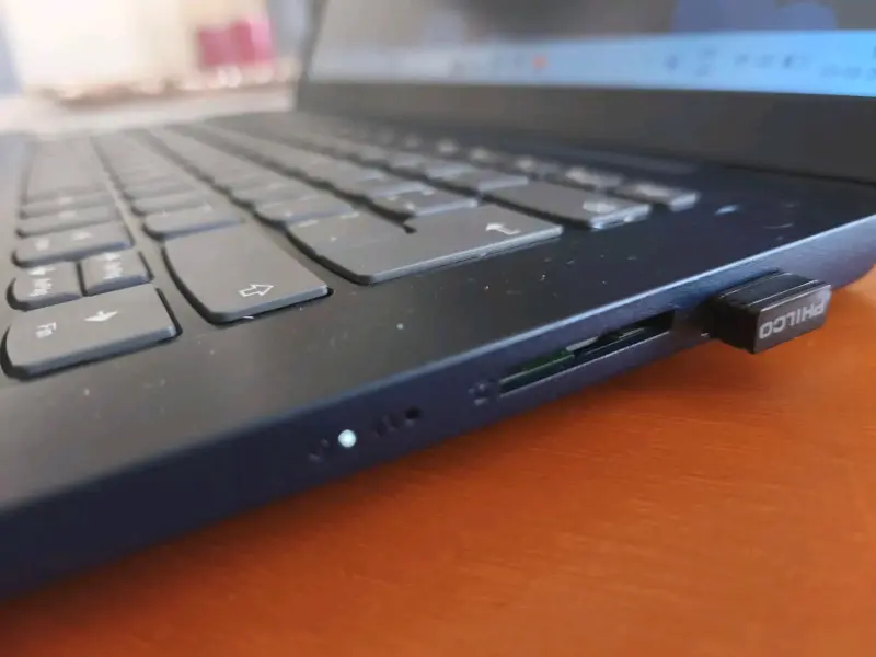 Laptop negro con puertos HDMI - 4
