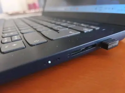 Laptop negro con puertos HDMI - miniatura 4