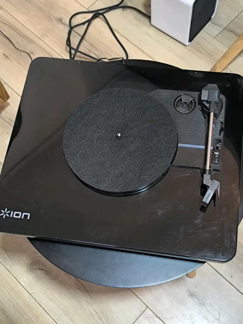 Tocadiscos ION negro usado - 1