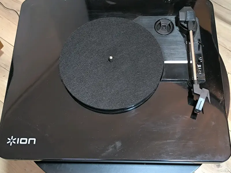 Tocadiscos ION negro usado - 3
