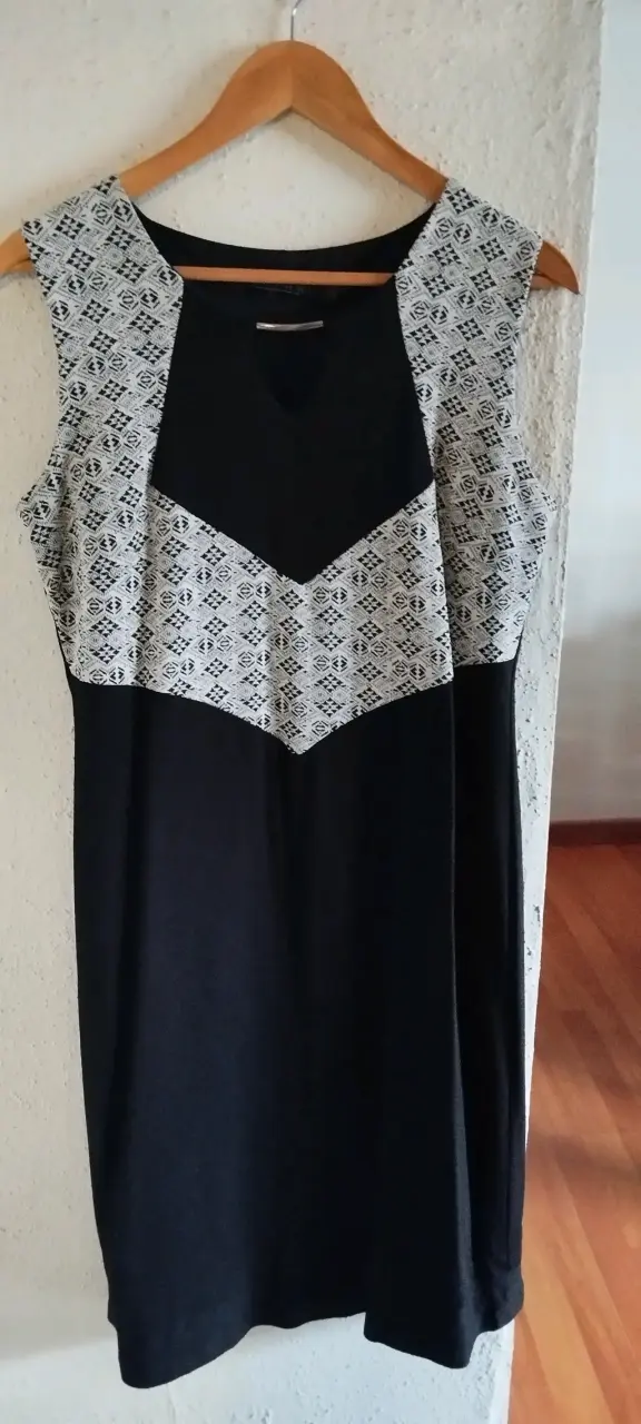 Vestido negro con diseño geométrico