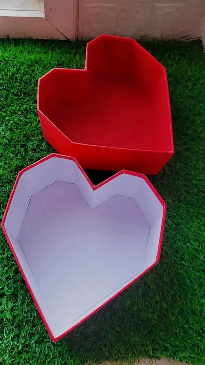Cajas de corazón rojas