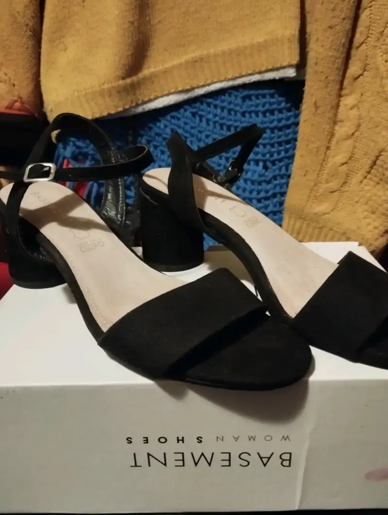 Sandalias negras Basement