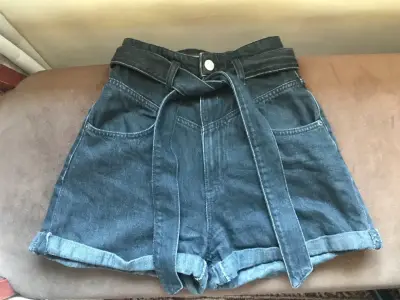 Shorts Zara XS de mezclilla negros con cinturón - miniatura 1