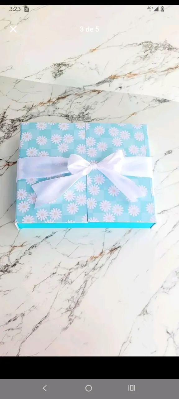 Caja regalo azul con flores