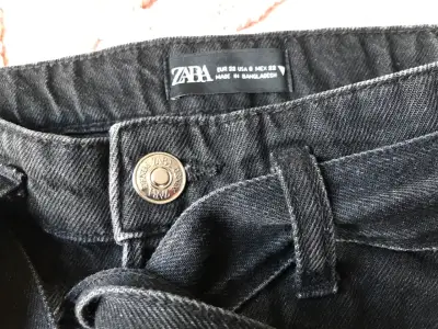 Shorts Zara XS de mezclilla negros con cinturón - miniatura 3