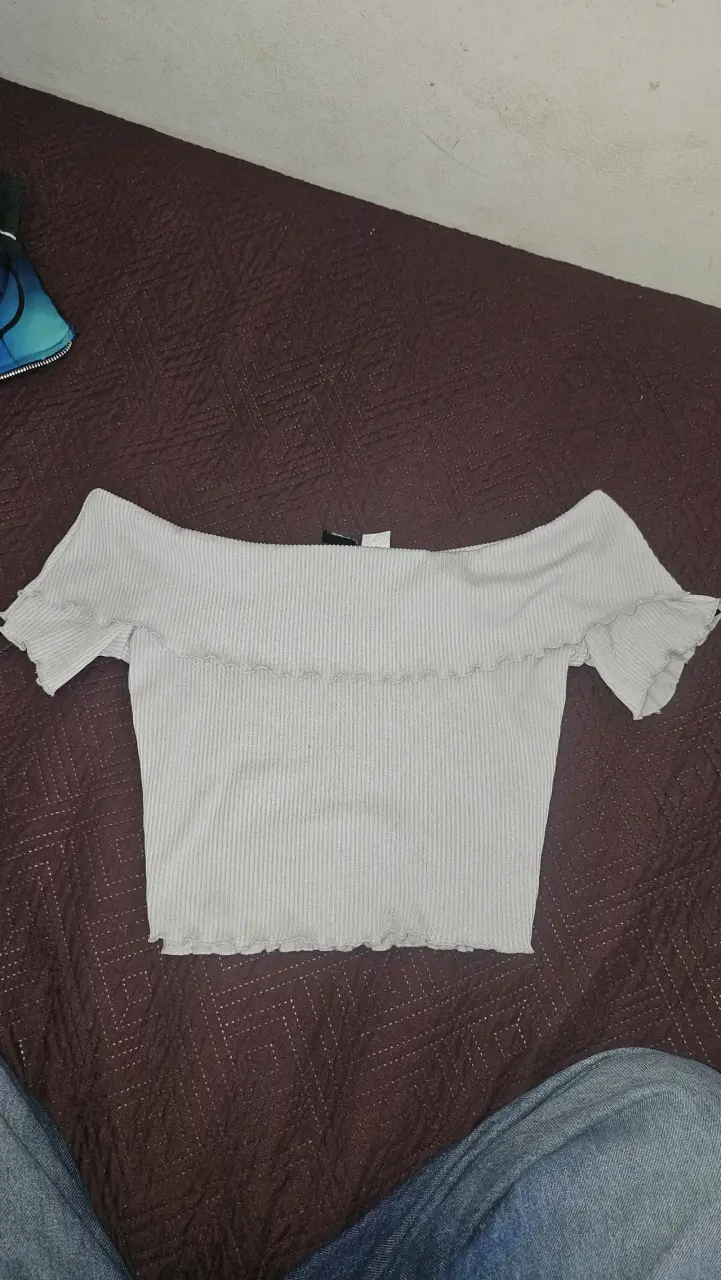 Top gris hombros descubiertos