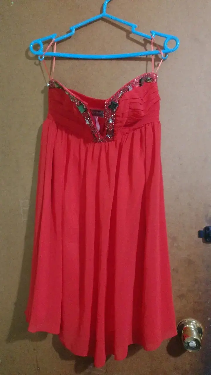 Vestido rojo con adornos - 1