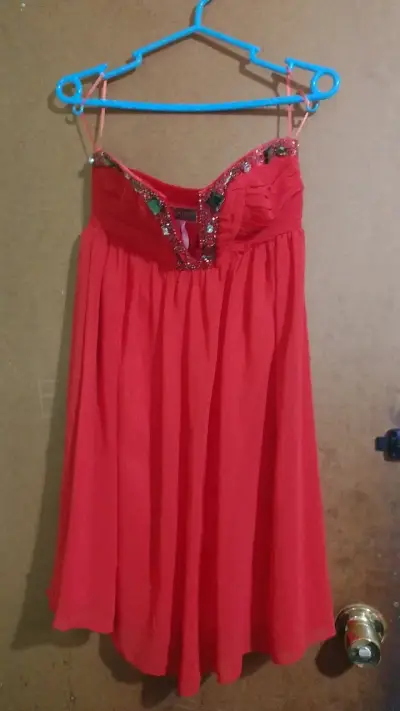 Vestido rojo con adornos - miniatura 1