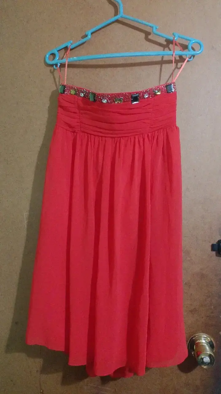 Vestido rojo con adornos - 2