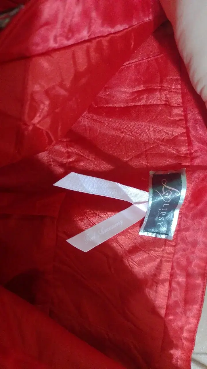 Vestido rojo con adornos - 3
