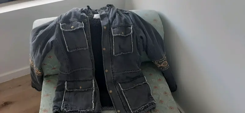 Chaqueta gris con capucha y parches - 1