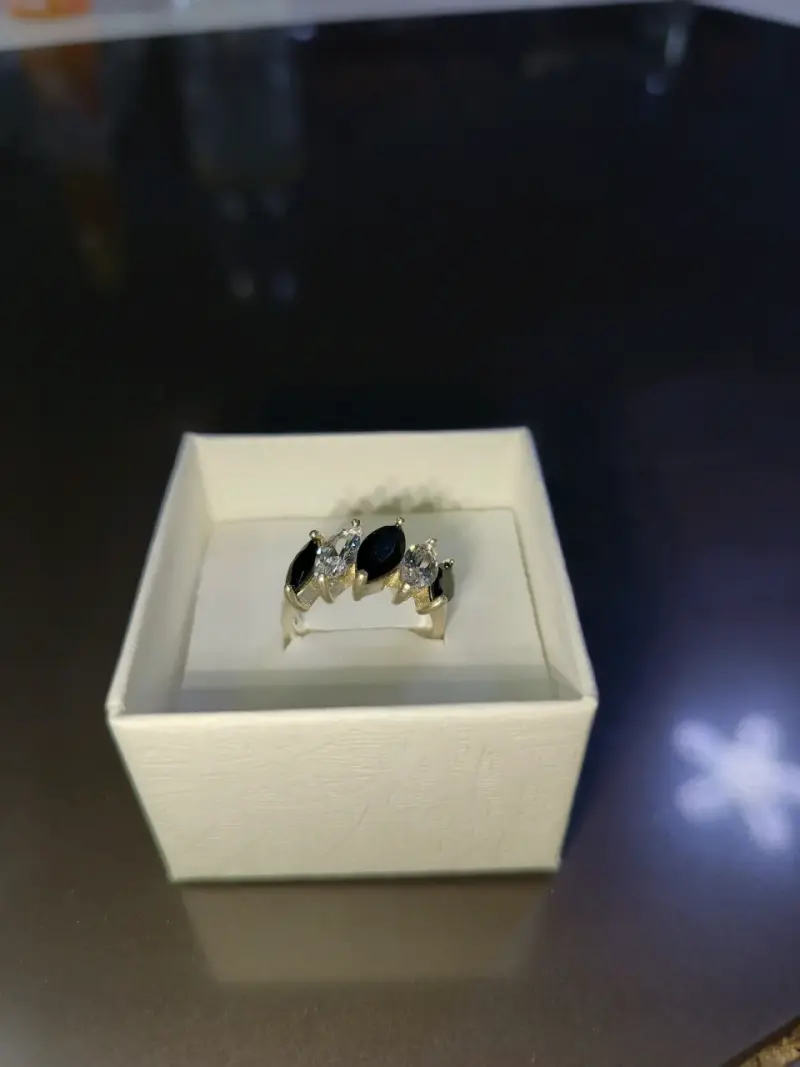 Anillo de plata con piedras negras y claras