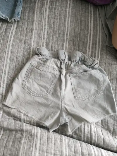 Shorts Zara niña de mezclilla desgastados - miniatura 3