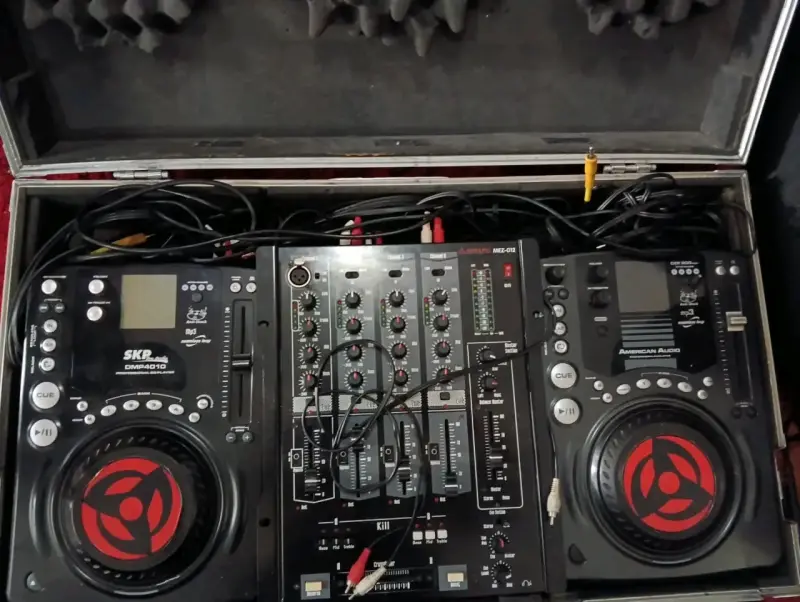 Set de DJ profesional con mezcladora - 1