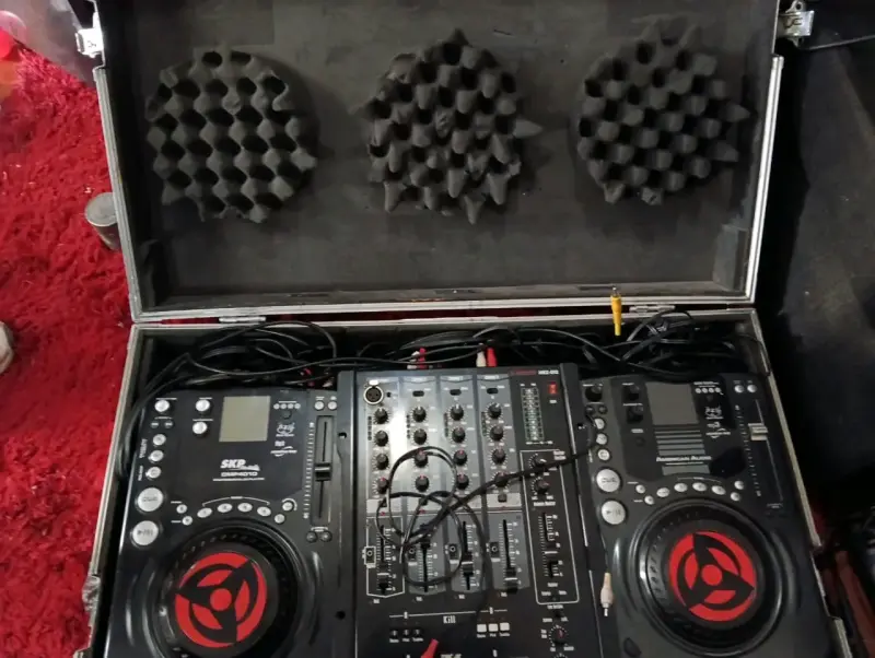 Set de DJ profesional con mezcladora - 3