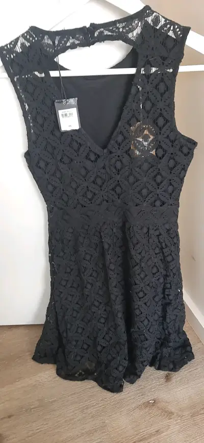Vestido negro encaje - miniatura 2
