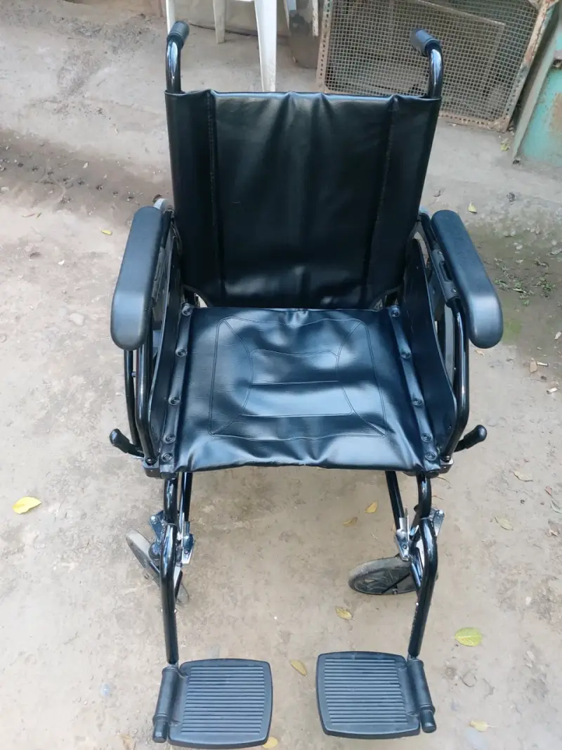 Silla de ruedas plegable negra - 1