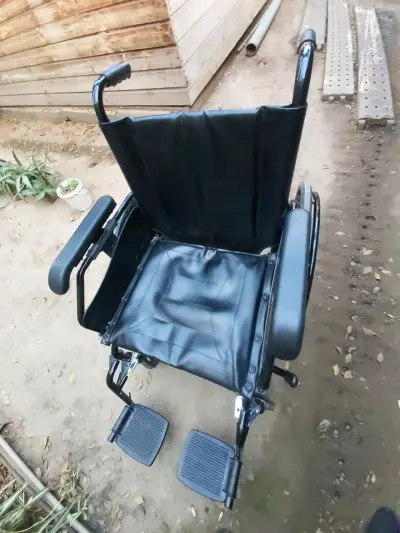 Silla de ruedas plegable negra - miniatura 2