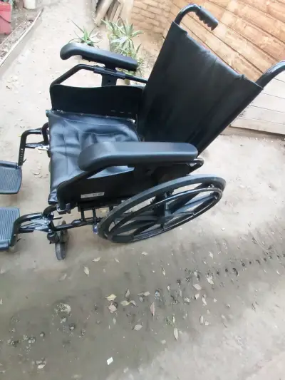 Silla de ruedas plegable negra - miniatura 3