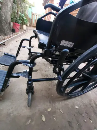 Silla de ruedas plegable negra - miniatura 4