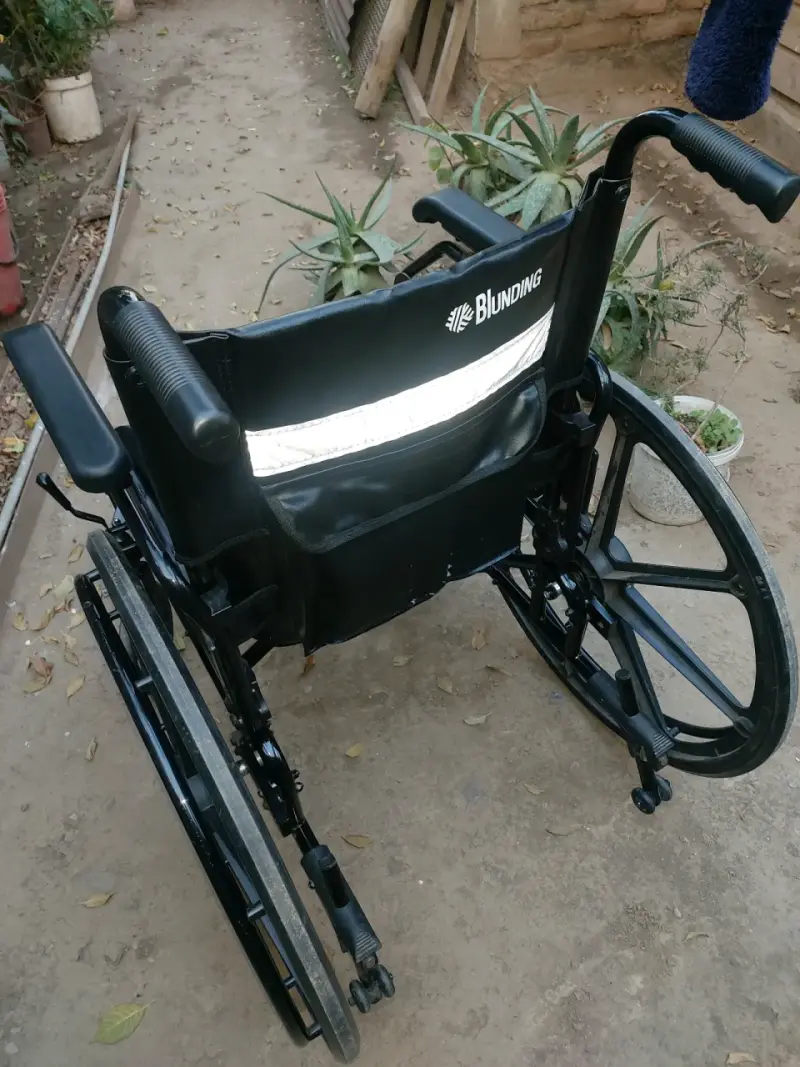 Silla de ruedas plegable negra - 5