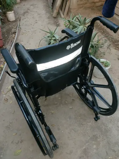 Silla de ruedas plegable negra - miniatura 5