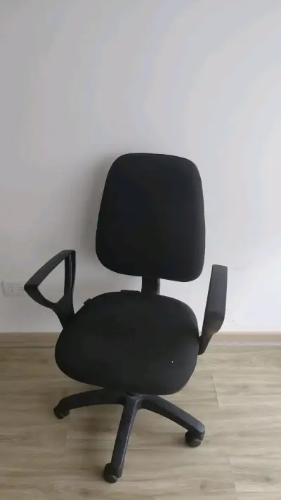 Silla de oficina negra ajustable - miniatura 1