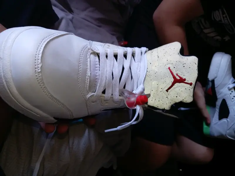 Zapatillas deportivas blancas con diseño - 3