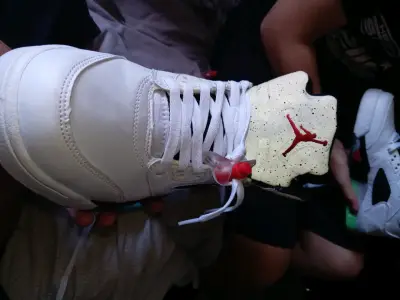 Zapatillas deportivas blancas con diseño - miniatura 3