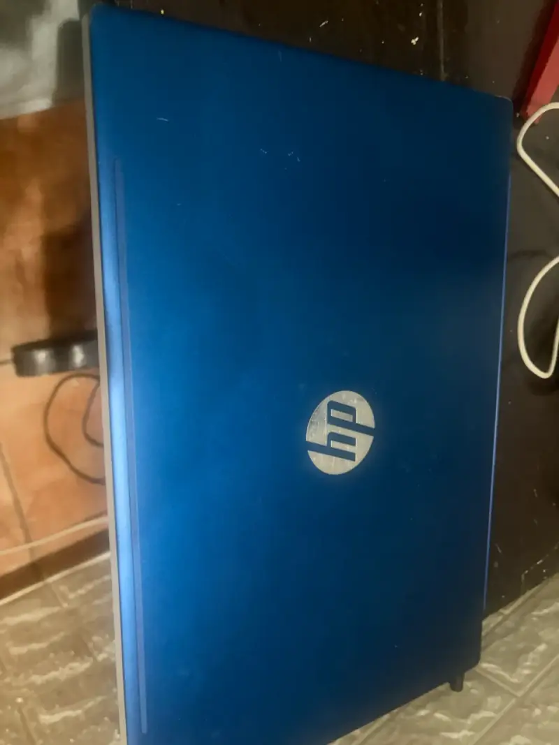 Laptop HP azul usado - 1