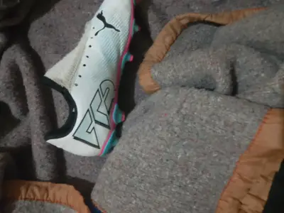 Zapatos deportivos blancos y negros - miniatura 2