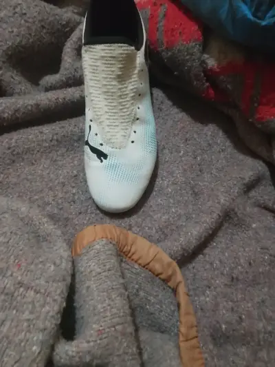 Zapatos deportivos blancos y negros - miniatura 3